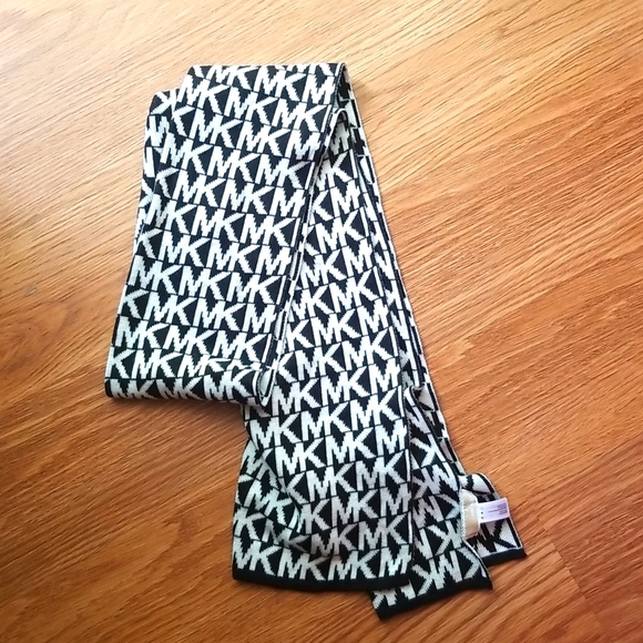 Michael Kors logo hat and scarf - Picture 3 of 5